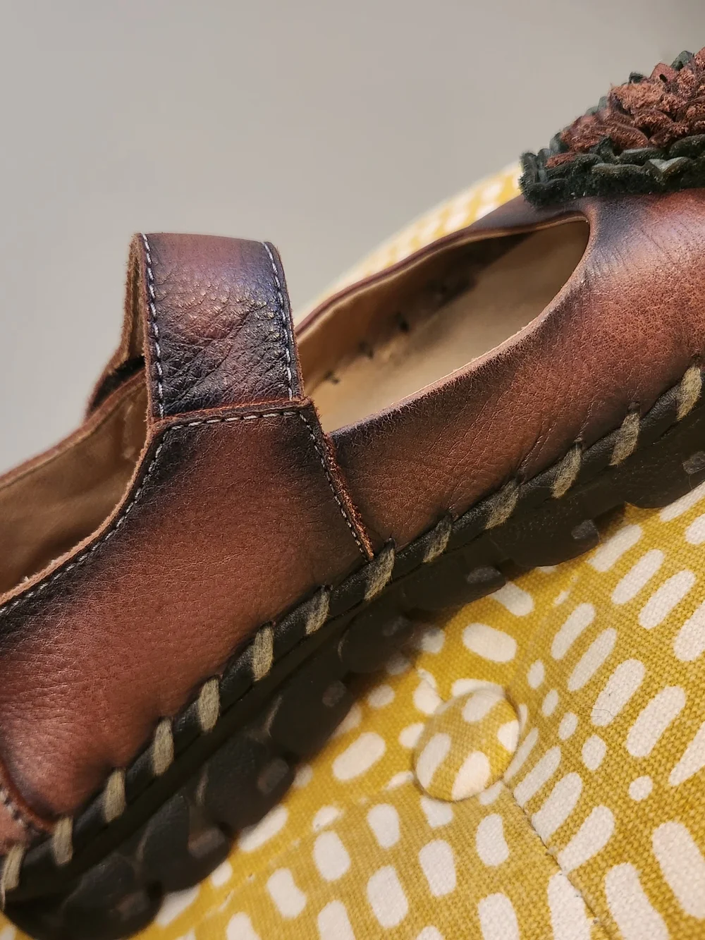 L'Artiste Hibiscae Mary Jane Flats w/ Floral Applique. US Size 7 - Picture 6 of 15